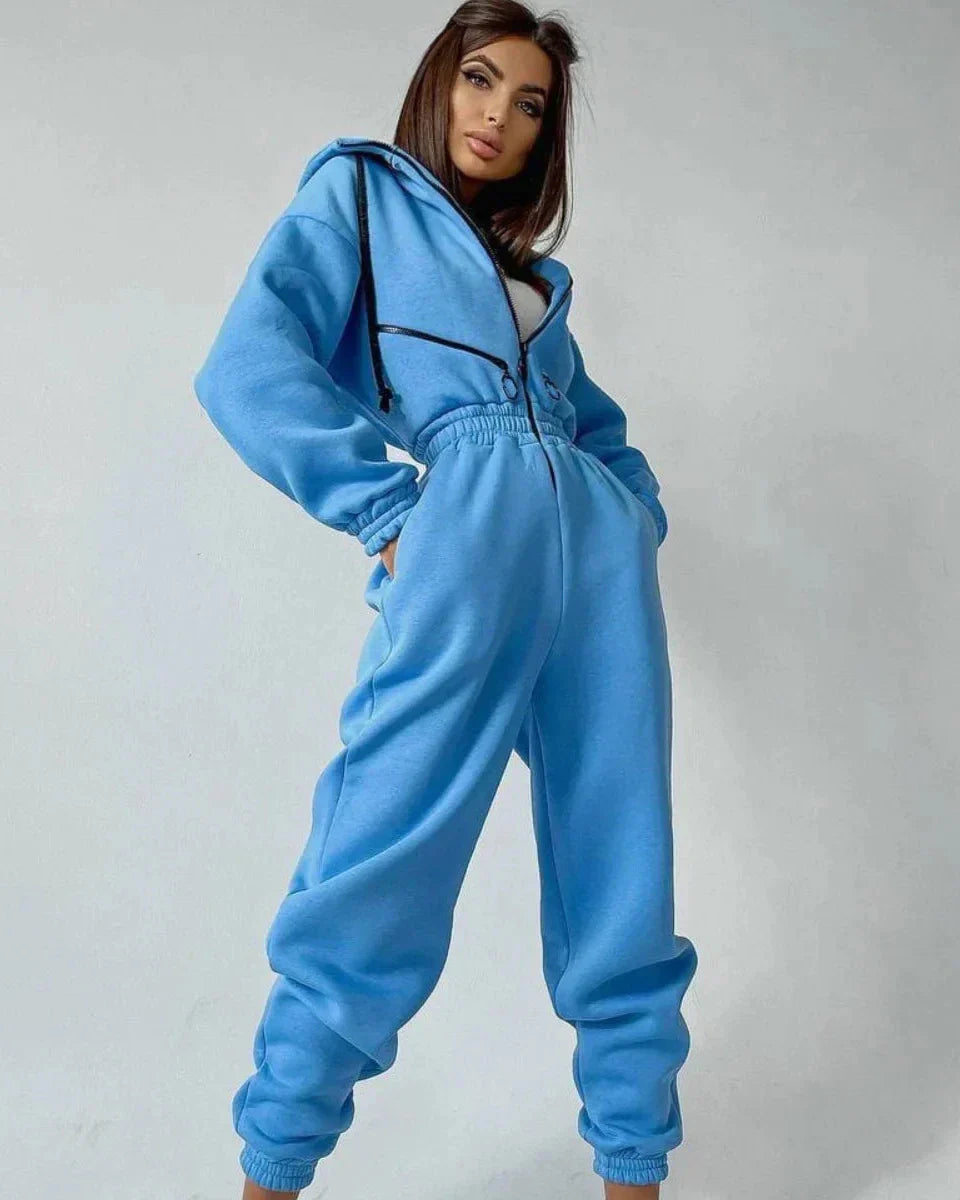 Wygodny kombinezon dresowy z kapturem