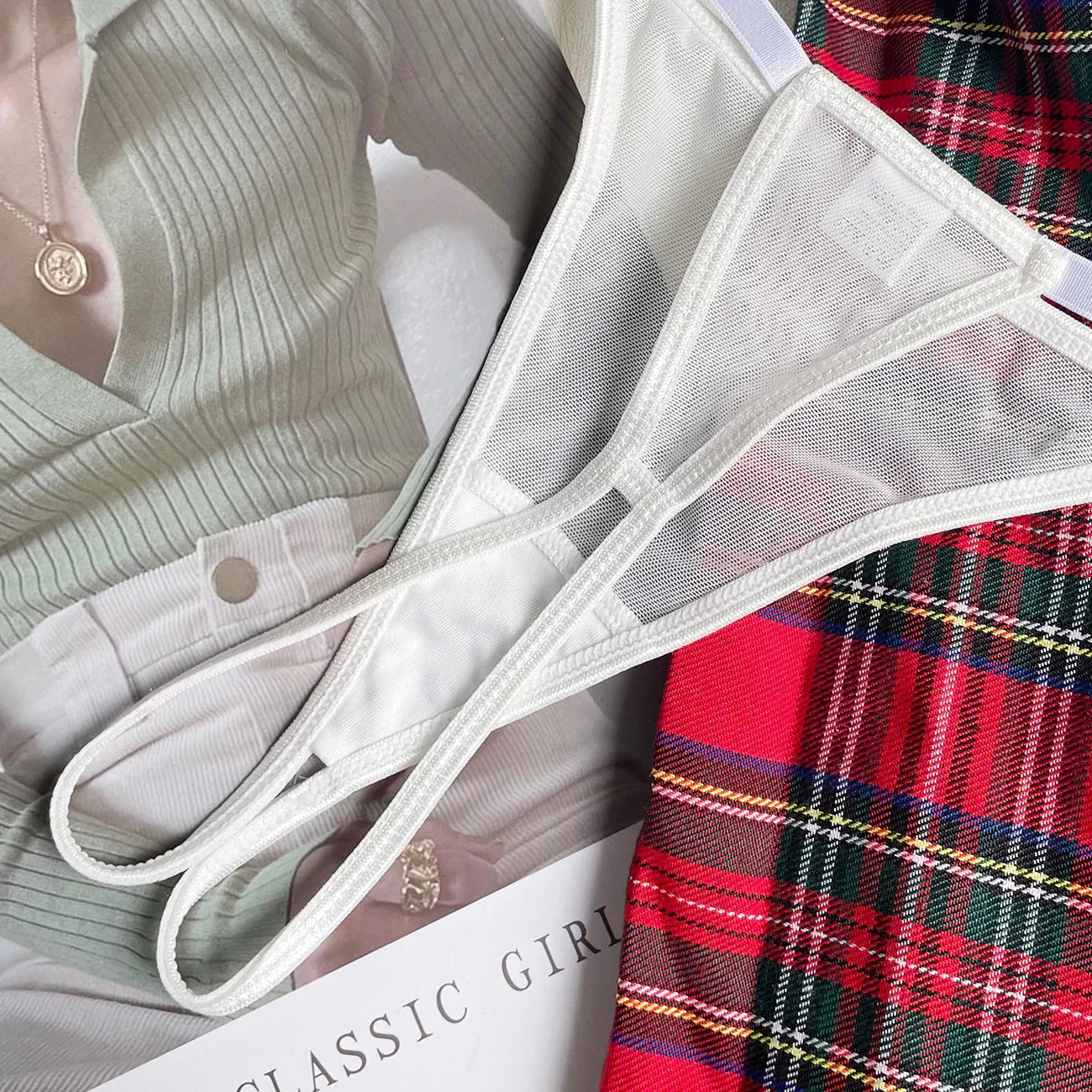 Przebranie uczennicy z przezroczystą tkaniną