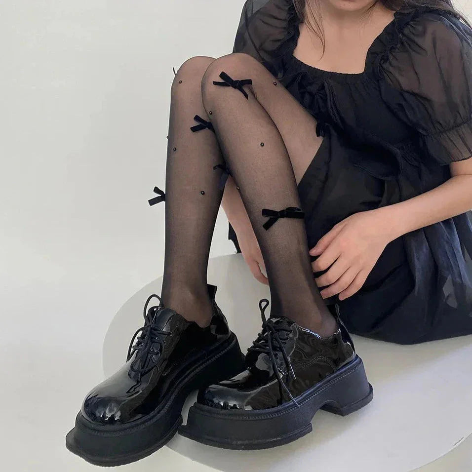 Damskie rajstopy z kokardkami i perełkami