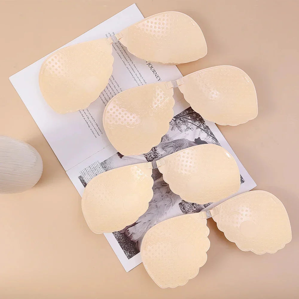 Koronkowy biustonosz samonośny