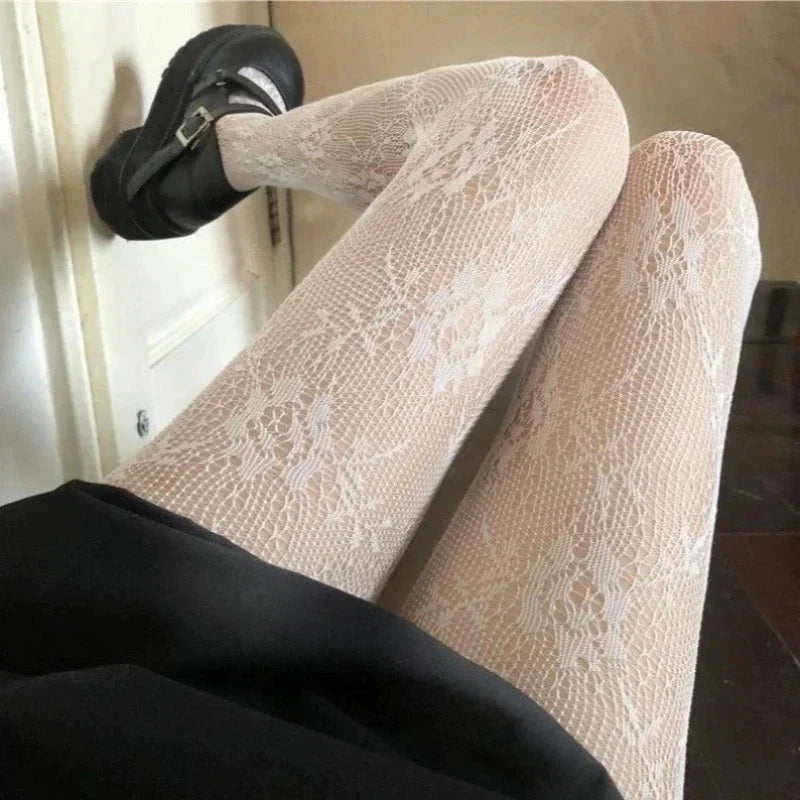 Wzorzyste rajstopy z motywem róży