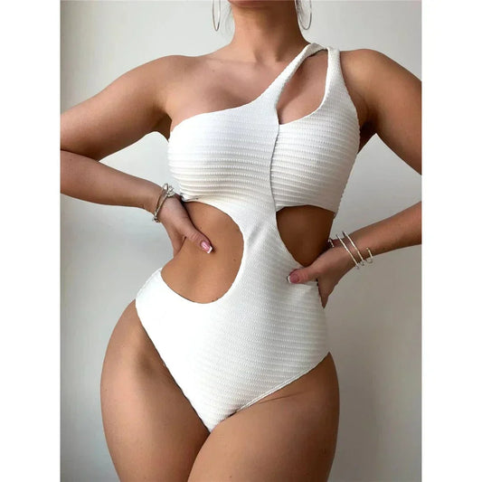 Asymetryczny jednoczęściowy strój kąpielowy z nowoczesnym krojem