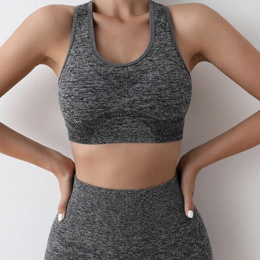 Sportowy komplet top bez rękawów i spodenki podkreślające sylwetkę